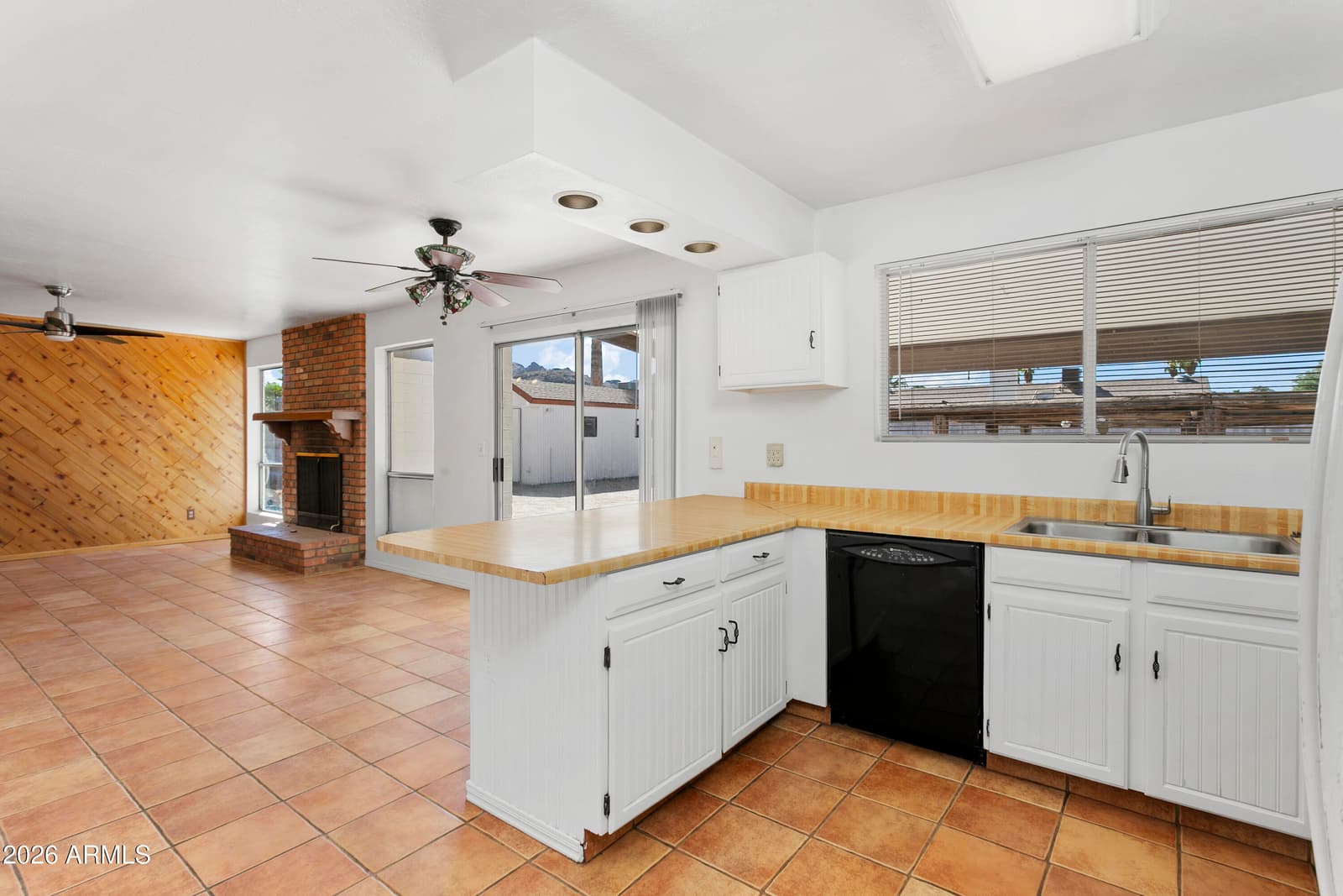841 E Paradise Lane, Phoenix, AZ 85022 — photo 13 of 36