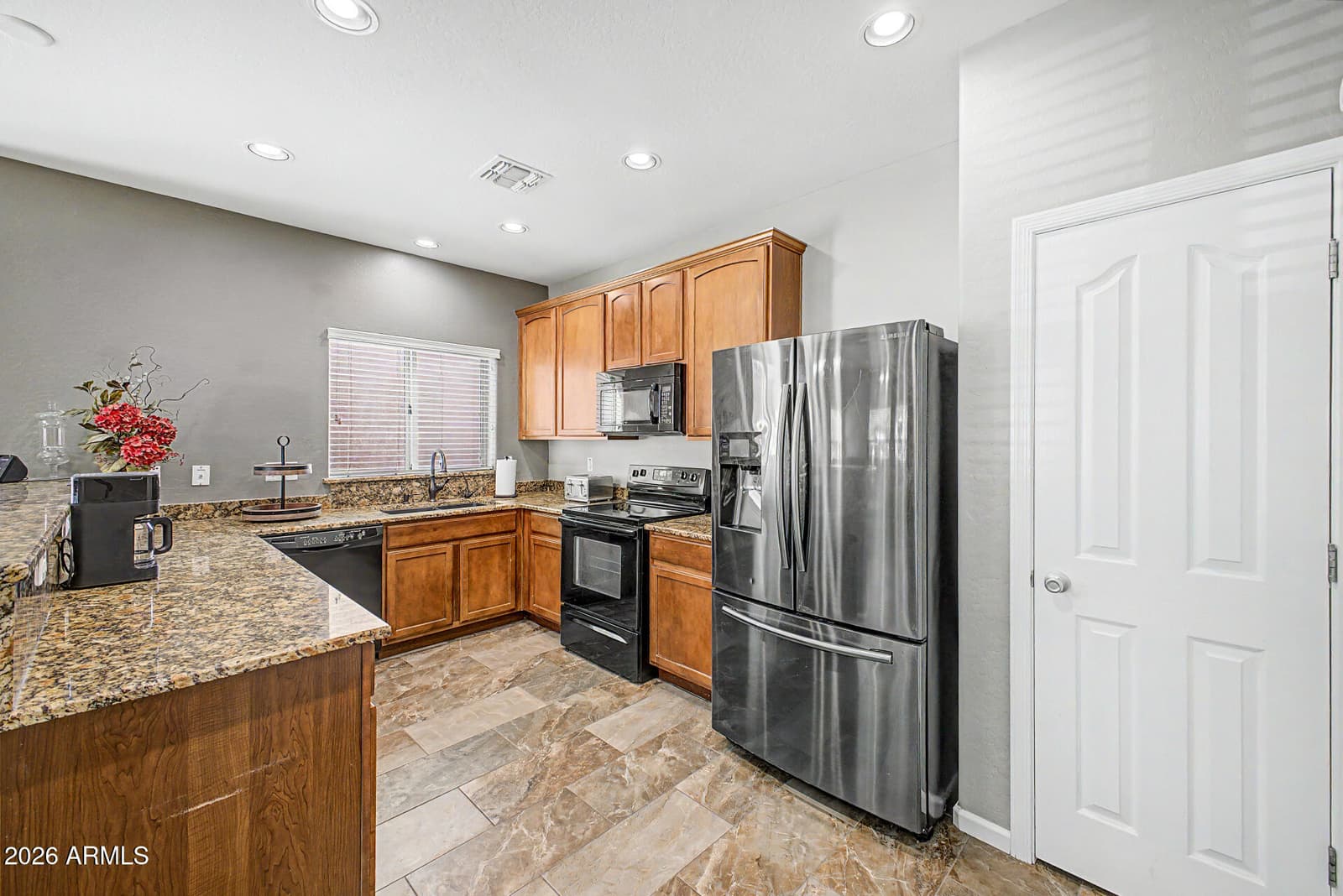 929 S Deerfield Lane, Gilbert, AZ 85296 — photo 10 of 26