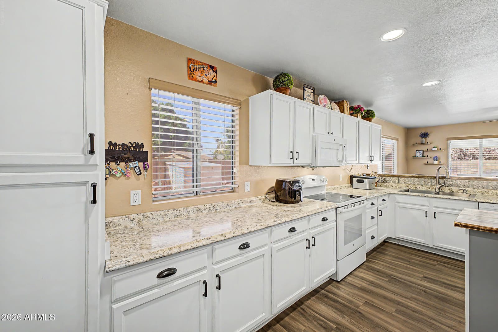 7427 W Hill Lane, Glendale, AZ 85310 — photo 10 of 31