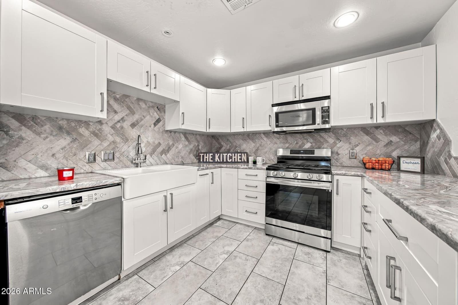 7137 N 33rd Avenue, Phoenix, AZ 85051 — photo 1 of 34