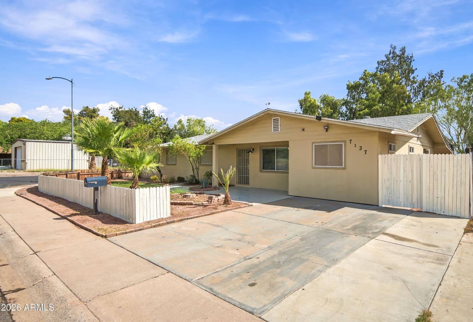 7137 N 33rd Avenue, Phoenix, AZ 85051 — photo 11 of 34